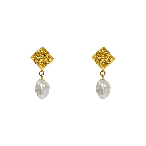 Juni Studs in Gold